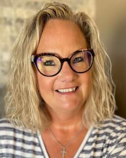 Leslie J Stanek-Nault