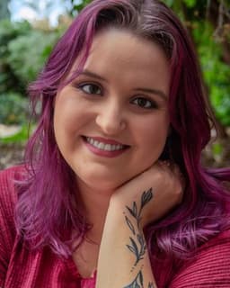 Izzy Meliora - Lgbtqia+ & Relationship Therapist