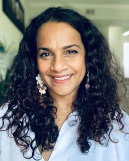 Dr. Caroline Fernandes