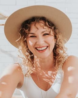 Linnea Logas, MA, Feminist Therapist & Coach