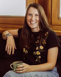 Hannah Yinhar (Book Directly On Site)